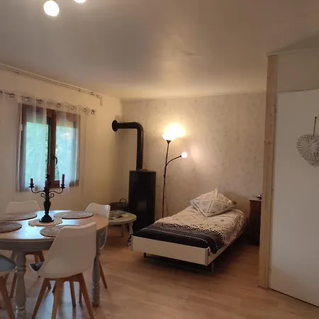 Gite Ebreuil アパート